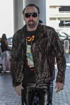 Kožne hlače i uz njih kožna jakna s leopard uzorkom za ugodan let avionom