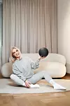 Renata je diplomirana inženjerka elektrotehnike, koja uz svoj posao u jednoj od vodećih svjetskih korporacija već godinama poslijepodneva posvećuje vođenju pilates treninga
