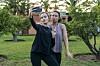 Julia Garner kao Anna Delvey, Katie Lowes kao Rachel Deloache Williams.