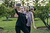 Julia Garner kao Anna Delvey, Katie Lowes kao Rachel Deloache Williams.