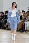 Model na Fiorucci reviji nosi štikle i čarape