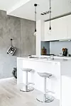 Iznad šanka vise minimalističke svjetiljke danskog brenda Muuto