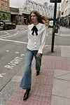 Bluza s volanima i kontrastnom mašnom - prije 29,95 eura, sada 19,99 eura