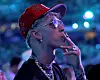 Američka glazbena zvijezda Machine Gun Kelly frajerski nosi lak za nokte