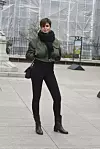 Jednostavna kombinacija ne mora biti dosadna uz neki upečatljivi komad i dobar nakit.