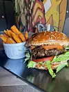 U Zeppelinu su najtraženiji burgeri u brioche pecivu, koji se poslužuju s hrskavim domaćim krumpirićima i bogatim umacima