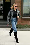 Hailey Bieber u kombinaciji kožne jakne i traperica Fotografija: Profimedia