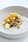 Kandirana butternut tikva s kremom od grčkog jogurta i tonke, crumbleom od badema i oraha te gastriqueom od meda