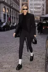 Gigi Hadid look je upotpunila mini torbicom, stylish sunčanim naočalama i kožnim mokasinkama koje je nosila na bijele čarape