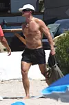 Orlando Bloom na plaži u Portu Cervu