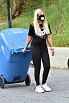 Exclusive - Los Angeles, CA - 04/01/2020 - Tori Spelling taking the garbage out safely in LA. -PICTURED: Tori Spelling -, Image: 511648030, License: Rights-managed, Restrictions: Exclusive, Model Release: no, Credit line: JOEY ANDREW / INSTAR Images / Profimedia