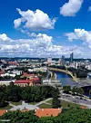 Uz rijeku Neris je duga šetnica.