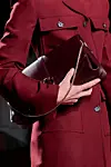 Ferragamo majstorski stilizirana torba tamnijih nijansi s crvenom odjećom istog tona
