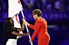 Gradonačelnica Los Angelesa Mayor Karen Bass predala Olimpijsku zastavu najuspješnijoj sportašici SAD-a na ovogodišnjim Olimpijskim igrama - Simone Biles