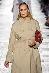 Lauren Hutton s tamnocrvenom kožnom clutch torbicom Bottega Veneta Intrecciato kakvu je nosila 1980. godine u filmu 'Američki žigolo'
