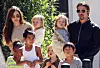 Obitelj Angeline Jolie i Brada Pitta 2011., dok je bila skladna: fotografirani su u New Orleansu s Maddoxom, Paxom, Zaharom i Shiloh te blizancima Knox and Vivienne koje nose roditelji