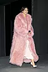 Zendaya je imala i promjenu modne kombinacije, gdje je ispod ružičastog kaputa talijanskog brenda Ermanno Scervino nosila prozirnu slip haljinu