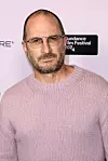 Redatelj Darren Aronofsky odabrao je ružičastu boju pulovera