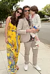 John Stamos sa suprugom Caitlin McHugh i sinom Billyjem u Los Angelesu u svibnju