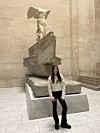 Nika u muzeju Louvre s kipom božice po kojoj je dobila ime