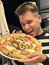 Nikola sa specijalitetom pizzerije Fratelli la Bufala