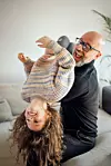 Školarka Luna s mlađom sestrom je jako strpljiva te joj popušta u izboru crtića na Netflixu