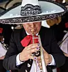 Mariachi glazbenik s nalakiranim noktima