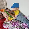 Ivanin sin Tomi zabavlja se i uči.
