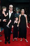 Bruce Willis i Demi Moore s kčerima Rumer i Scout na premijeri filma 'Striptease' u New Yorku 1996.