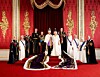 Kralj i kraljica s djelatnim članovima kraljevske obitelji: vojvoda od Kenta, vojvotkinja i vojvoda od Gloucestera, viceadmiral Sir Tim Laurence, princeza Anne, princ i princeza od Walesa, vojvotkinja od Edinburgha, princeza Alexandra, lady Ogilvy, vojvoda od Edinburgha