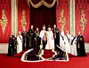 Kralj i kraljica s djelatnim članovima kraljevske obitelji: vojvoda od Kenta, vojvotkinja i vojvoda od Gloucestera, viceadmiral Sir Tim Laurence, princeza Anne, princ i princeza od Walesa, vojvotkinja od Edinburgha, princeza Alexandra, lady Ogilvy, vojvoda od Edinburgha