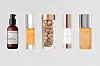Posvjetljujući serum Vitamin C Ester (770 kn) Koncentrirani serum za lice C+C Vitamin Line Natura Bissé (1.496,50kn) Posvjetljujući serum u kapsulama Elizabeth Arden (430 kn) Antioksidativni serum za učvršćivanje kože Foreo (444 kn) Posvjetljujući serum s vitaminom C Omorovicza (797 kn)