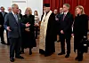 Princ Charles, uplakana Camilla, biskup Kenneth Nowakowski i ukrajinski ambasador Vadym Prystaiko sa suprugom Innom