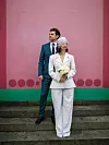 Za ovaj su look spojena dva različita modela odijela: sako jednog modela i hlače drugog, stvarajući kombinaciju koja savršeno odgovara klijentici i njezinoj viziji