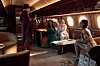 Naomi Watts, Niecy Nash-Betts, Glenn Close i Kim Kardashian u sceni iz serije snimljene u privatnom zrakoplovu