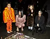 North West s majkom Kim Kardashian, sestričnom Penelope Disick i tetom Kourtney Kardashian zastala je kod uličnog prodavača uoči odlaska na reviju na Pariškom tjednu mode 2020.