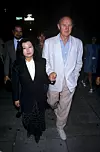 Iste godine kad su se vjenčali, Gene Hackman i Betsy Arakawa posjetili su izložbu u Los Angelesu, gdje su fotografirani