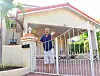 Ronald Fenty ispred svoje kuće na Barbadosu koju mu je kupila kćer