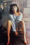 Jennifer Beals sama je izrezala okovratnik svoje majice i promovirala je u hit ulične mode