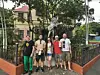 Marko Gaćina, Marko Gudelj, Magda Mas, Borna Bevanda i Tomislav Skoblar, članovi benda Brain Holidays, ispred spomenika Bobu Marleyju u Kingstonu