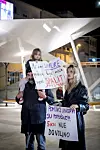 Mama i kći držale su transparente