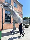 Sa skulpturom T-Rexa koju je otkrila tijekom putovanja u Tallinn, prijestolnicu Estonije