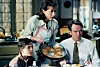 Frankie Muniz kao Malcom u sceni orginalne serije s Jane Kaczmarek (mama Louis) i Bryan Cranston (tata Hal)