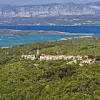 Iz Dobrinja se pruža fantastičan pogled na otočke uvale, kopno, Crikvenicu i Novi Vinodolski.