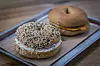 Bagel sa šmirom od lososa te bagel od slanine, jaja i sira