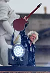 Povodom platinastog jubileja Elizabete II. 2022.,,opet je svirao himnu ‘God save the Queen‘ na krovu Buckinghamske palače