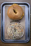 Bagel od slanine, jaja i sira te bagel sa šmirom od lososa
