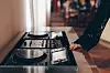 Showroom je upotpunjen osobnim stvarima, poput DJ pulta