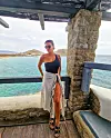 Godinama je vjerna pareima za plažu, ali ovo ljeto ih kombinira s pamučnim haljinama iz svoje radionice