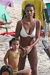 Tina Kunakey s malenom je bila ujutro na plaži, a onda ju je preuzeo tata